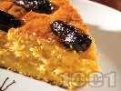 Рецепта Вкусен кейк (кекс, сладкиш) с варена тиква, яйца, извара, грис, мед и фурми (без мляко)
